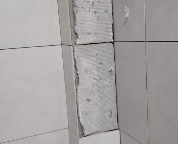 旬邑瓷砖空鼓维修公司分享下瓷砖施工前基层浇水润湿程度不足，可能导致以下问题